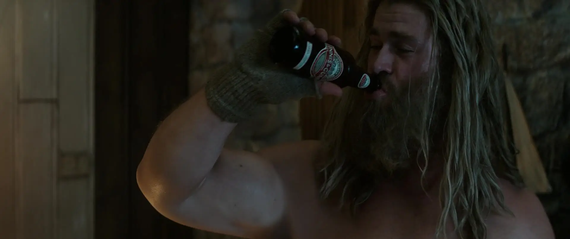 Vingadores: Ultimato - Thor bebendo a cerveja escocesa Innis e Gunn